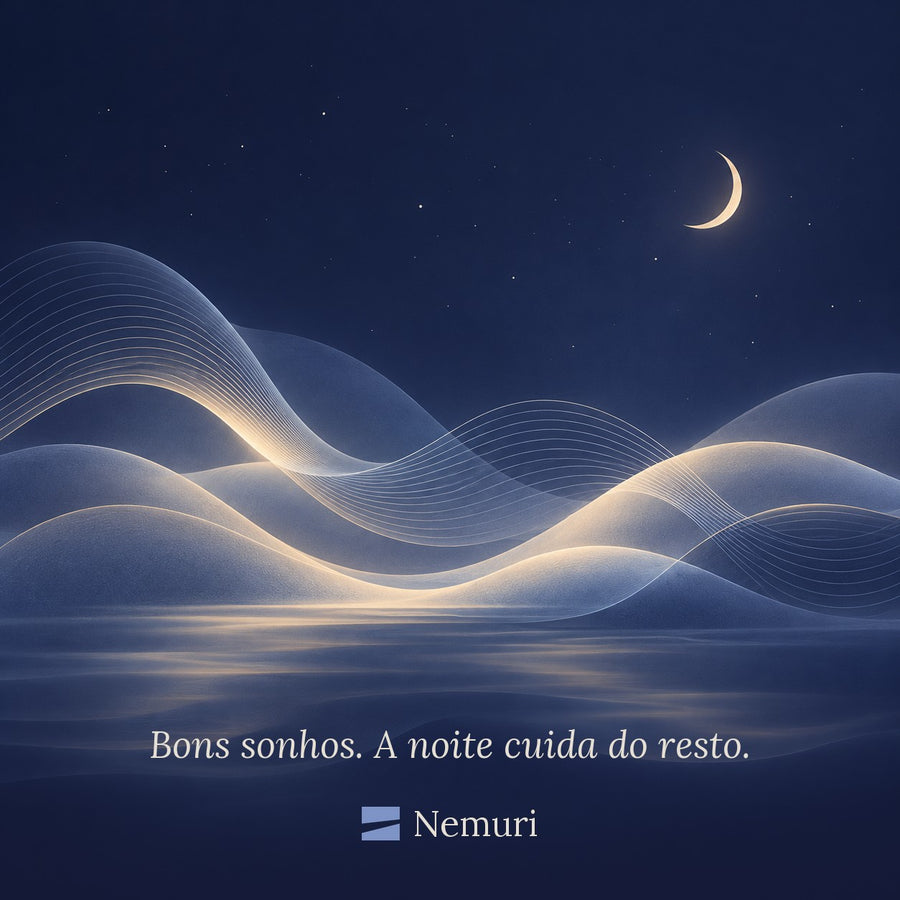 Capa da Trilha Nemuri: ondas em anil e luz suave sobre um céu noturno com lua crescente, com a frase Bons sonhos. A noite cuida do resto. e a marca Nemuri.